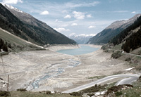 Stausee im Frühjahr voller Schlamm